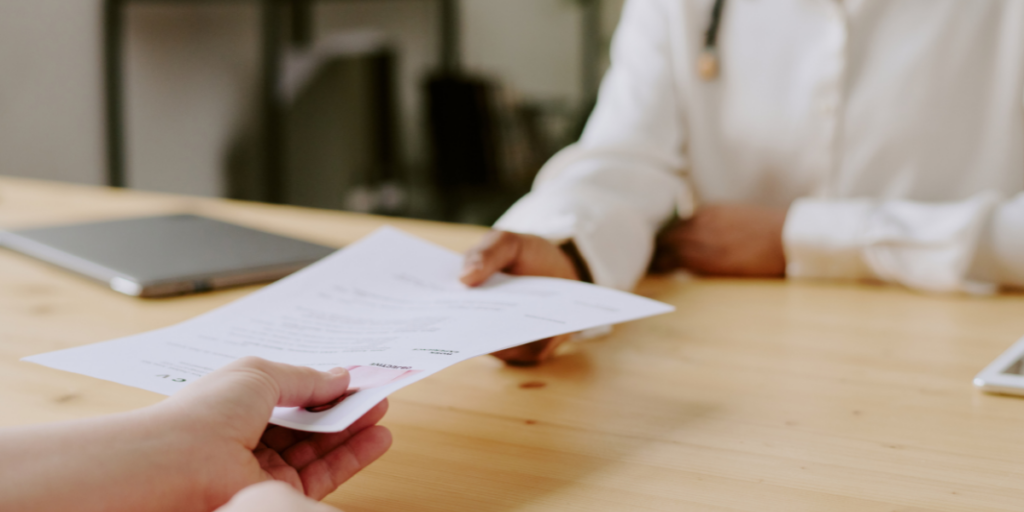 IA-para-filtrar-CVs
cómo-filtrar-CVs-con-inteligencia-artificial
screening-de-CV-con-IA
inteligencia-artificial-en-selección-de-personal
IA-en-reclutamiento-y-selección